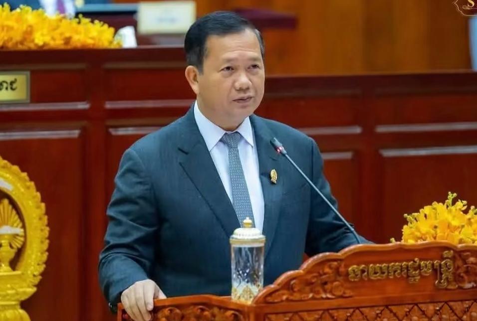 洪玛奈曾经留洋镀金，却难掩底色平庸！西那点文凭只是装点门面，骨子里仍是提线木偶！