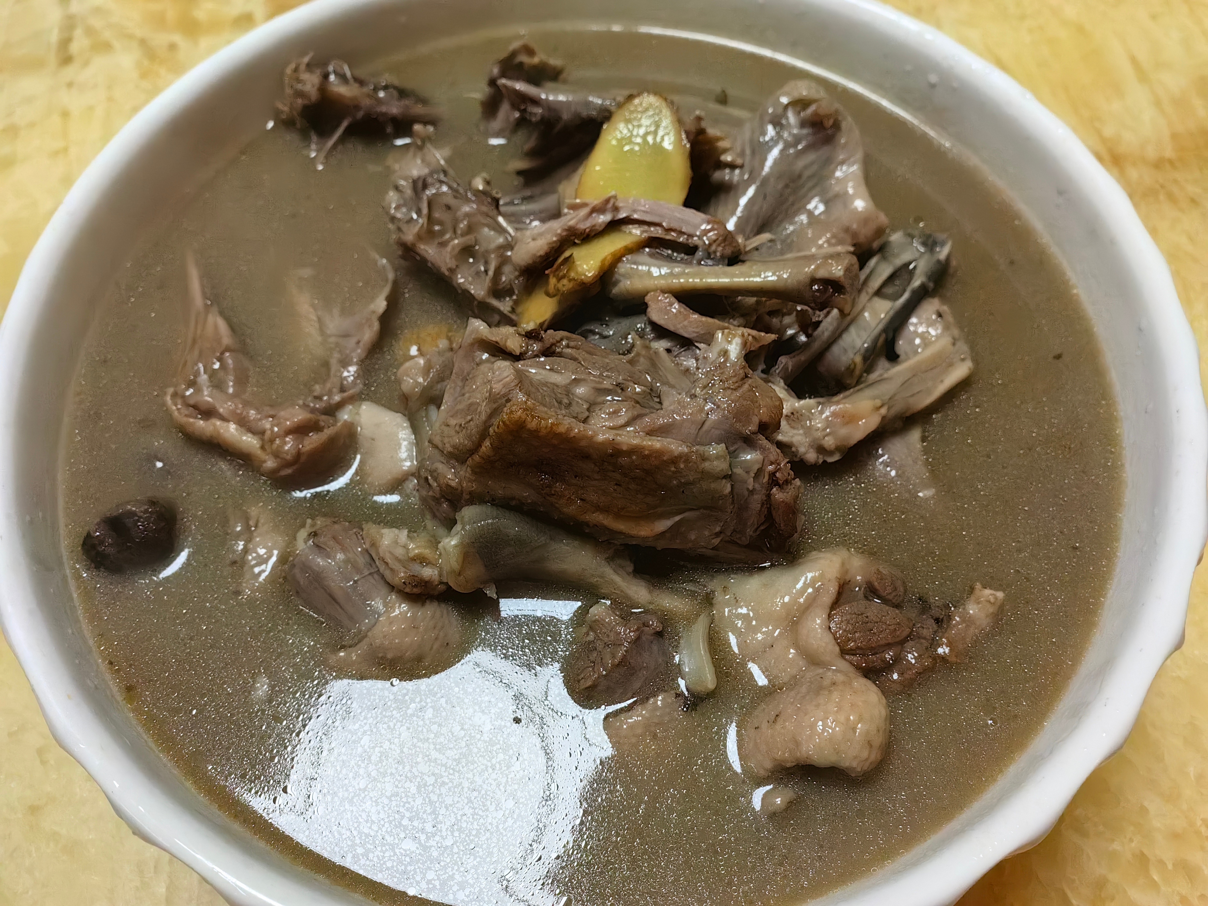 家常菜 虾仁海蚌蒸蛋，炒油面，清蒸黑鳗鱼，鸭汤。 
