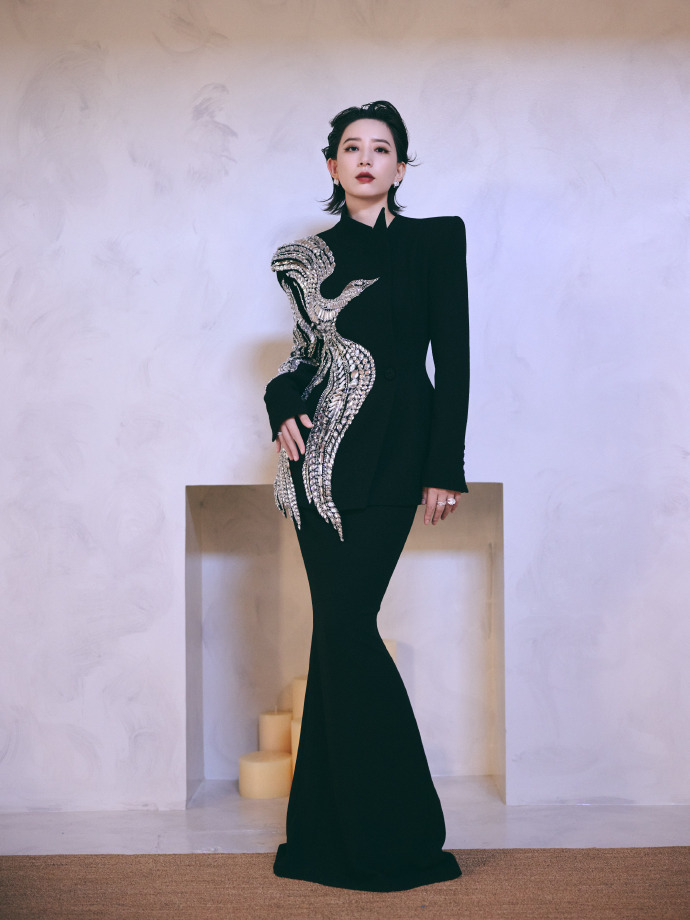 #李斯丹妮 夜凤凰展翅# 李斯丹妮的这个造型太牛了！镶钻凤凰西装与夜凤凰的搭配完
