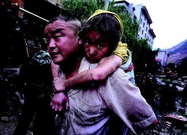 2008年，汶川地震，11岁的李佳芹被埋在废墟下十几个小时，她的父亲却不顾他人的