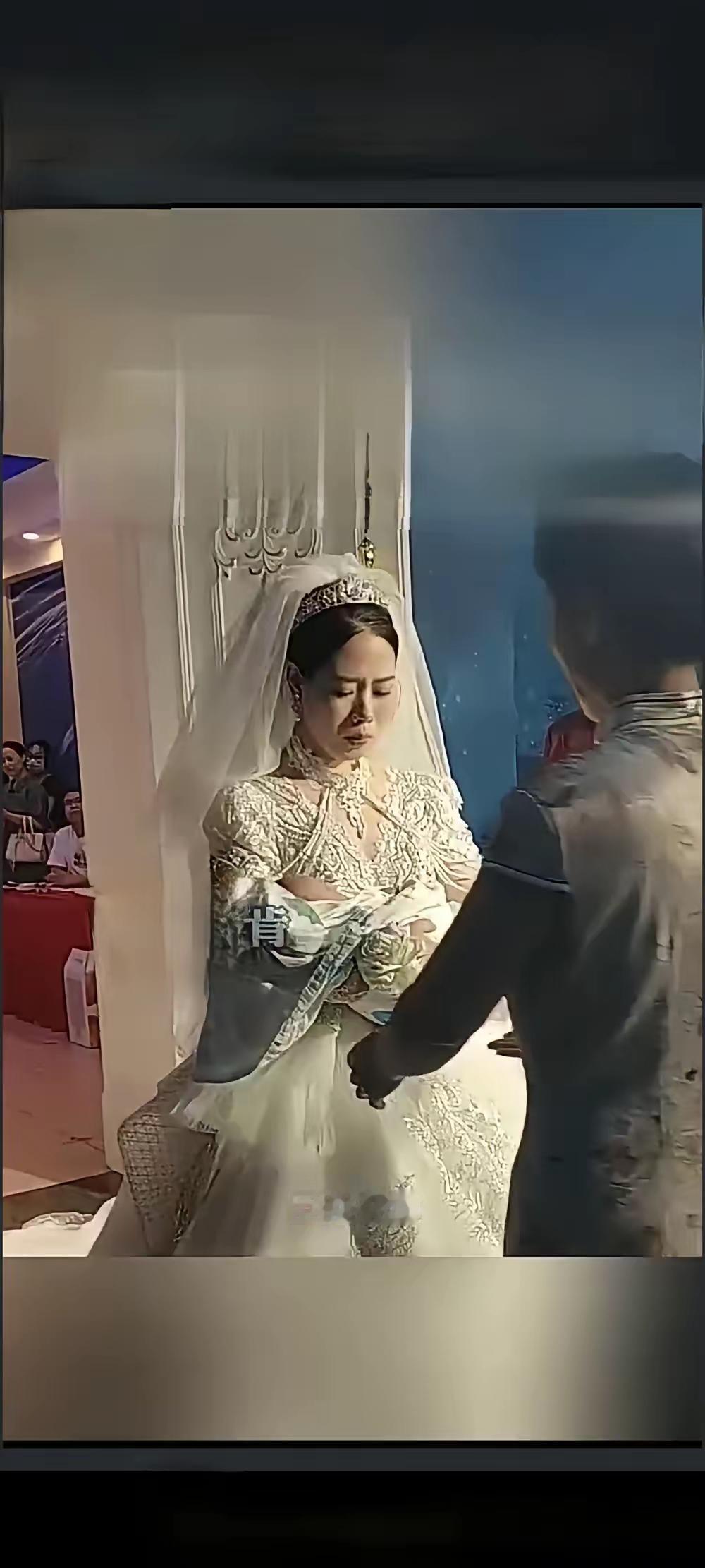 泪目了，陕西一新娘结婚时带着刚满月侄子出嫁，这孩子父亲因公牺牲，孩子母亲受不了打