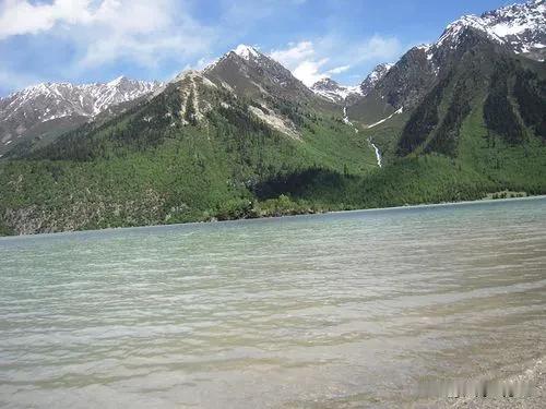 当各行各业都在积极缴纳社保，农民也能自由参与其中的时候再提农民的特殊性，寻求“白