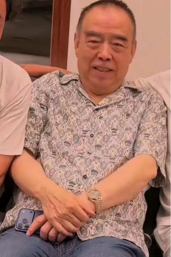 一位74岁大导演感慨自己老了，和妻子在三亚安家，这转变让人好奇他从忙碌片场到海边