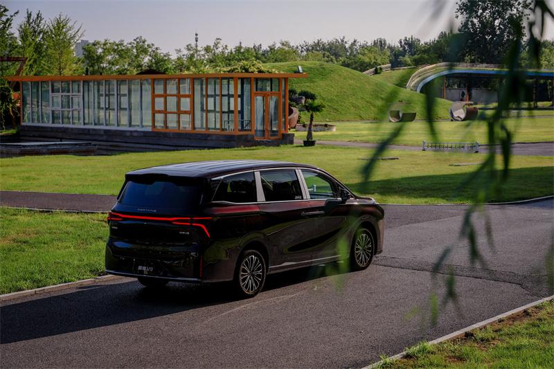 不止于大，更在于奢。风行星海 V9 以越级空间、静谧座舱与智能科技，打造移动舒适