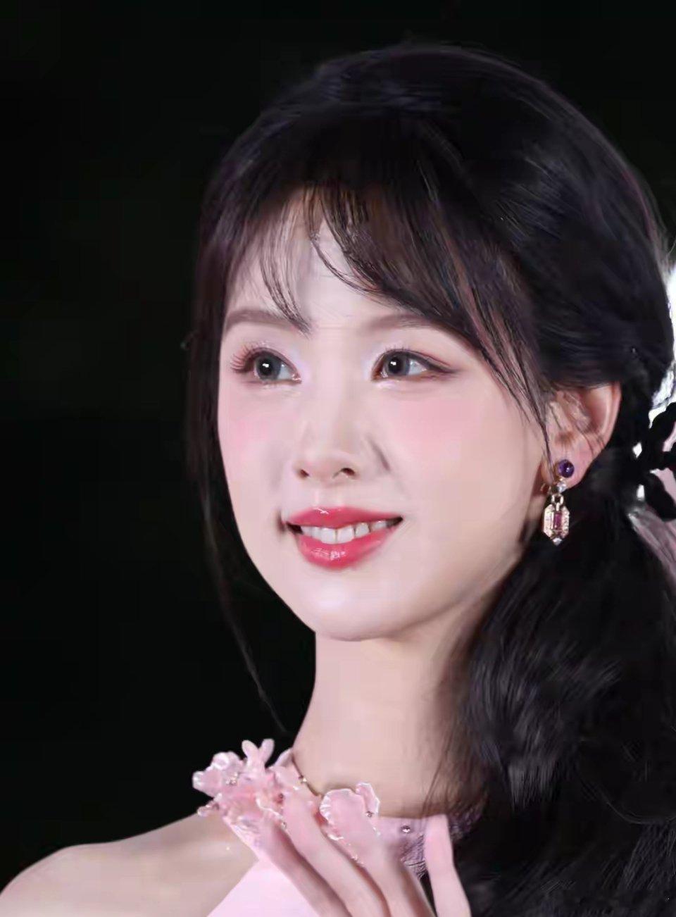 陈都灵线下仿佛有防腐剂一样，这造型也太甜美了 