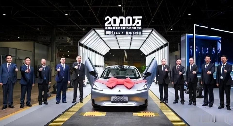 15家主流车企，上半年利润加起来202个亿。去年同期是366亿。
 
半年，少赚