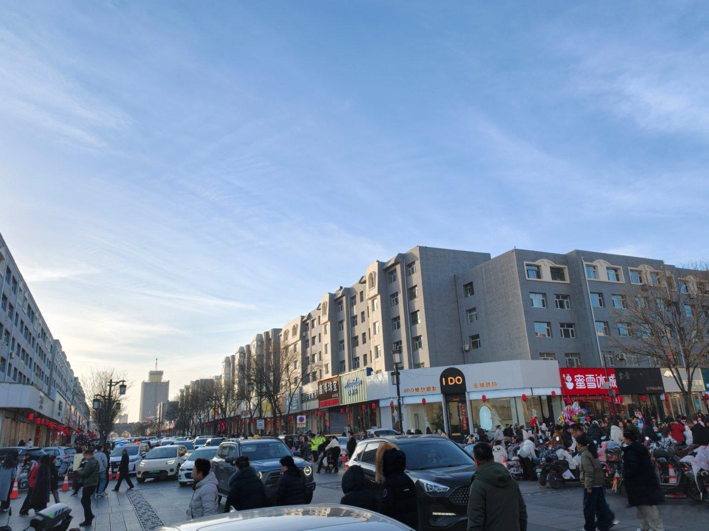 穿越山西,发现三晋享界样过马年 这个大同古城城里城外样子大不一样，城外是古代，城