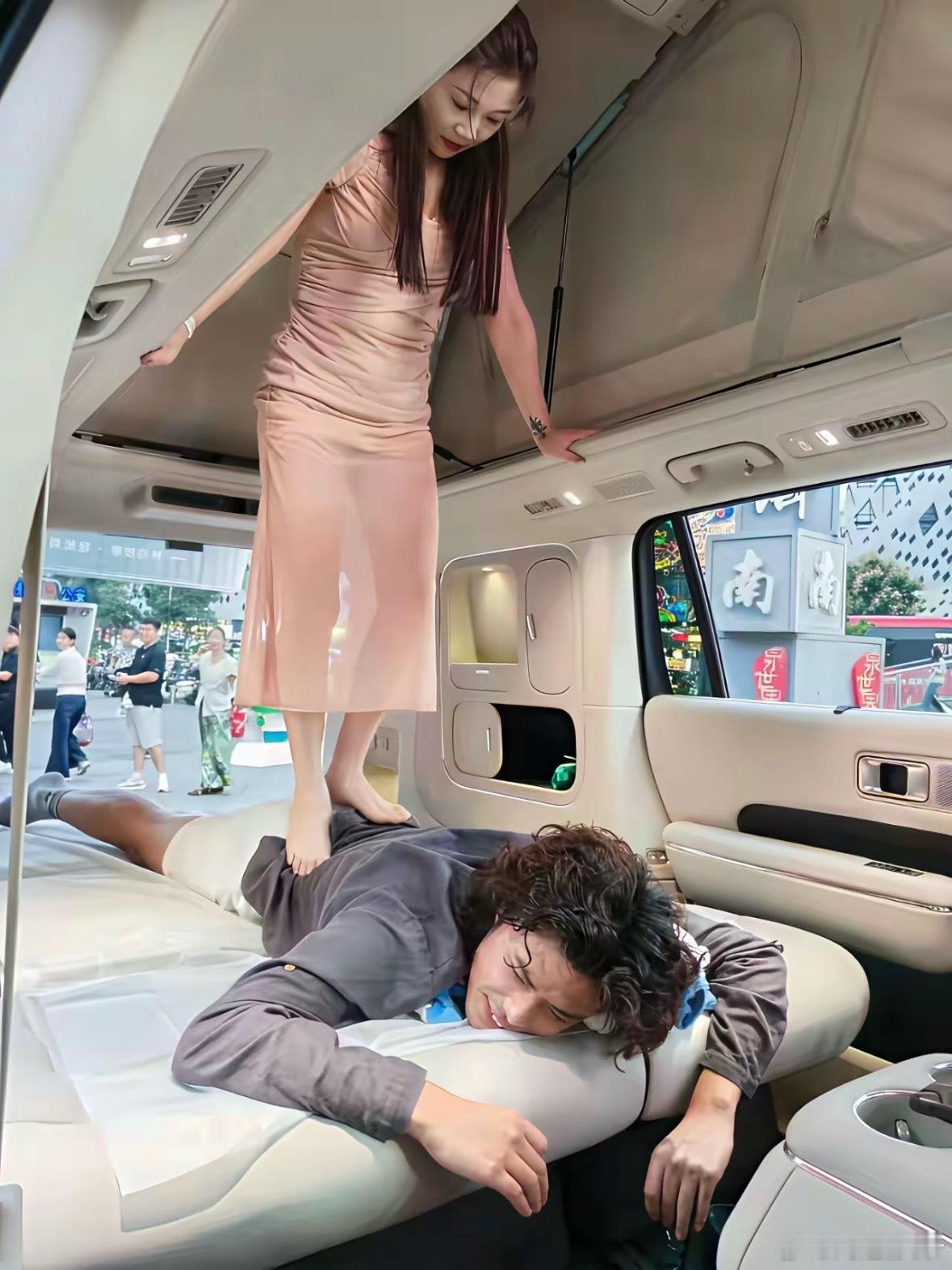 哪个天才想出来的？！在小米澎程里面搞按摩甚至可以让技师站直踩背！这董老斯的路子太