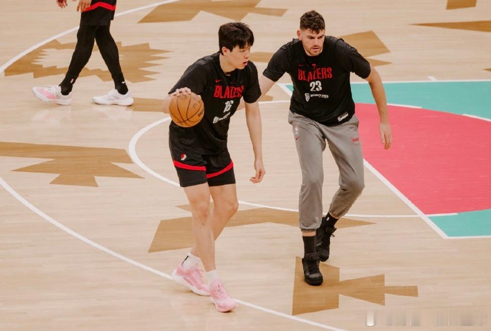 52秒！杨瀚森完成NBA季后赛首秀，马刺轻取开拓者北京时间4月20日，NBA季后