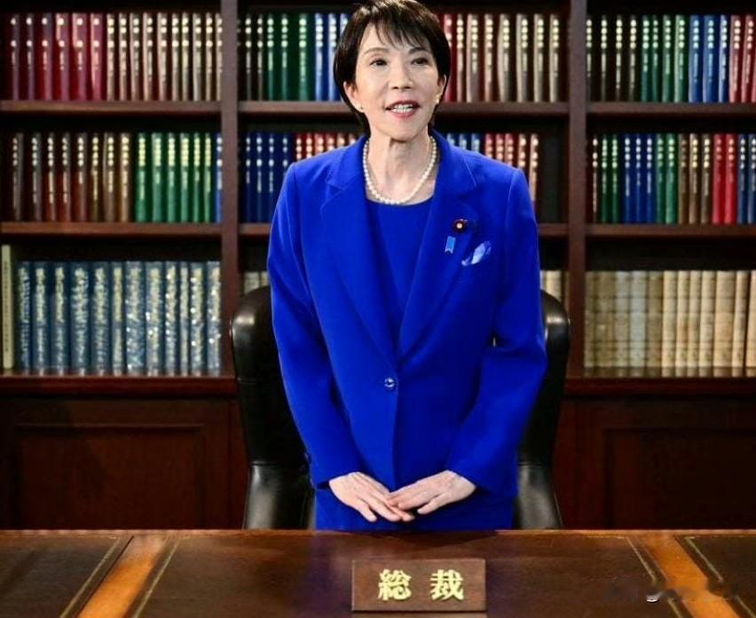 高市早苗入主自民党总裁办公室。
日本网民好奇书架上的书籍有没有人看，甚至调侃说是