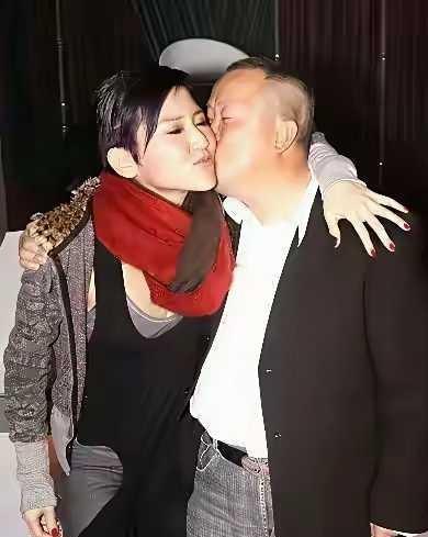 曾志伟升职那天，我在茶餐厅听见隔壁桌阿姐松口气：以后不用在深夜重播里找他了。
她