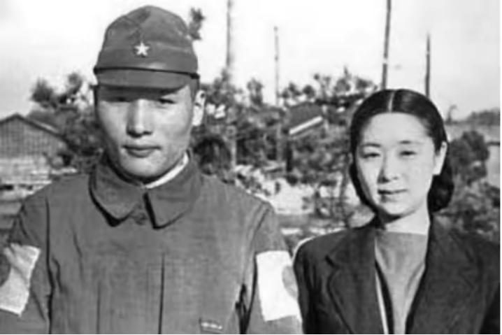 抗战时期，一抗日英雄牺牲不久，他的妻子就主动跟了一个日本军官，不仅如此，她还把1