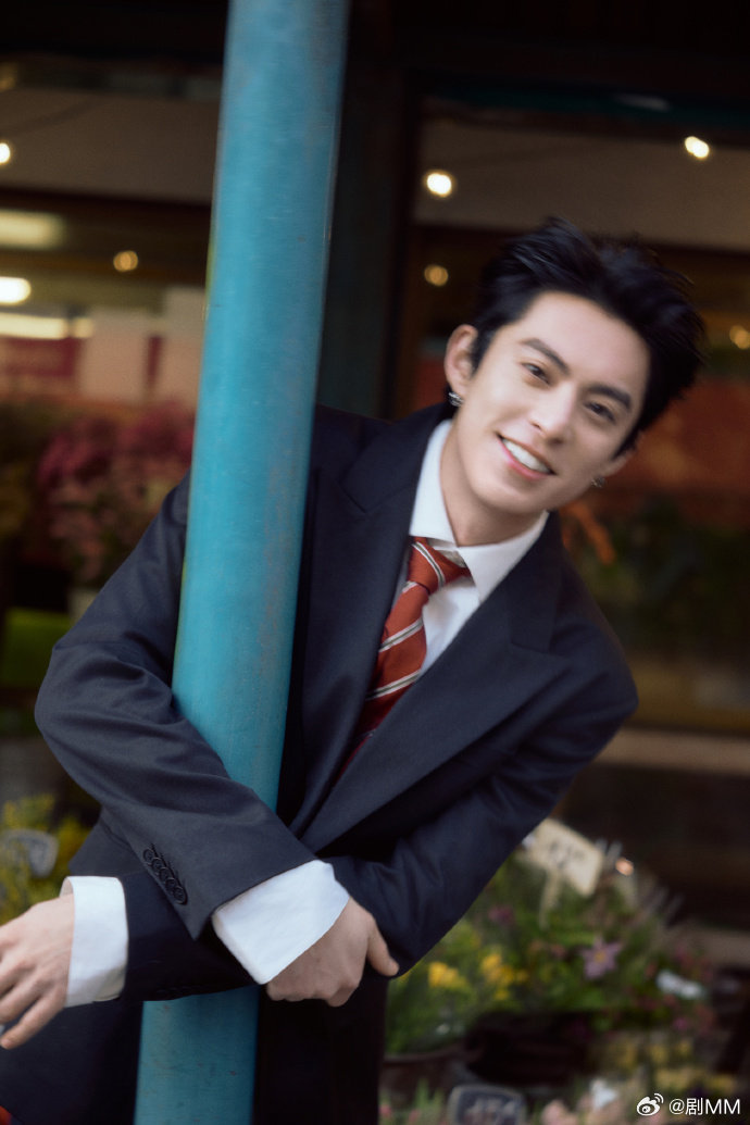 王鹤棣出道八周年营业照王鹤棣出道八年了，真的没想到诶！王鹤棣出道八年了 ​​​