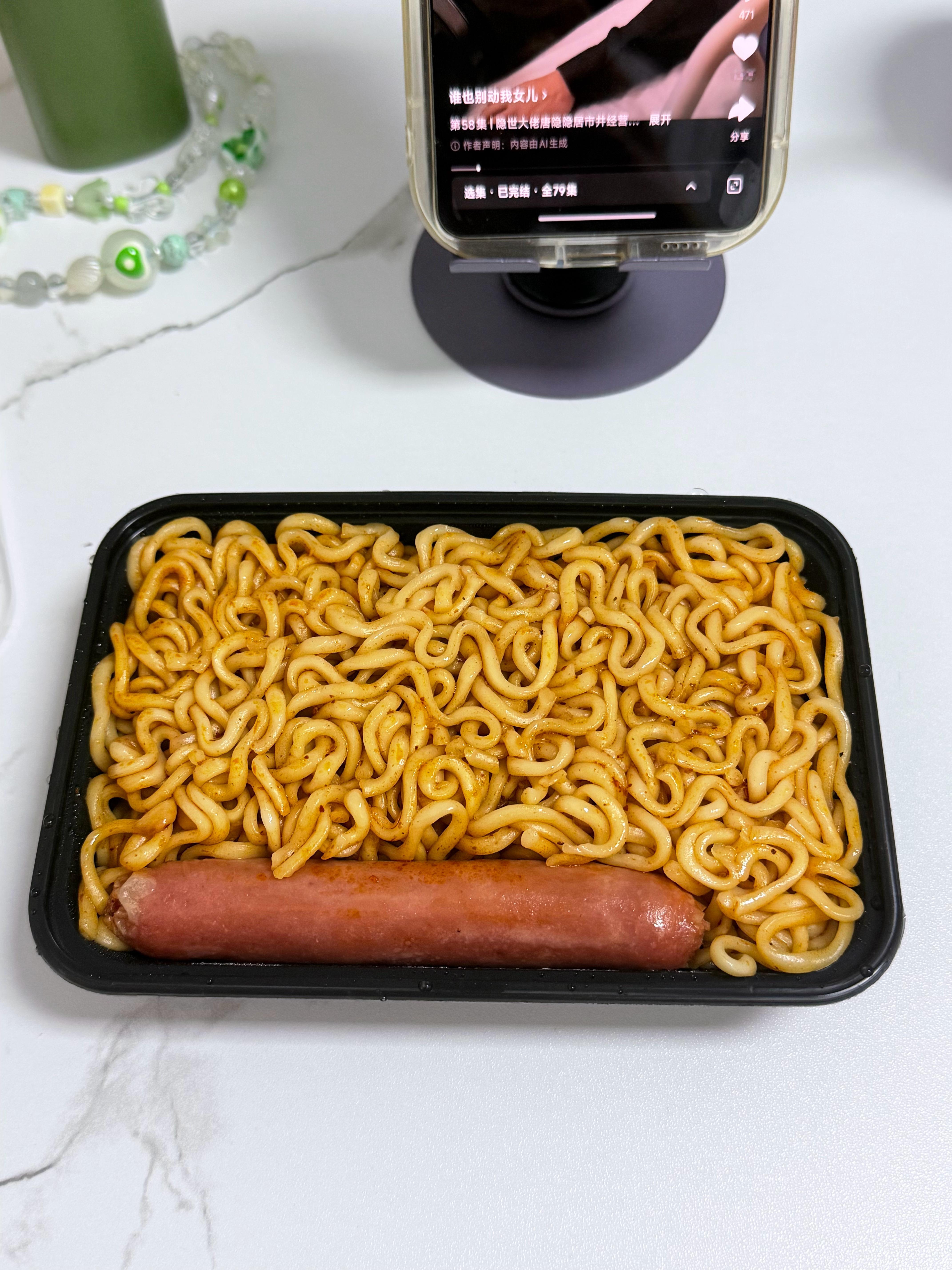 中午只吃了小米粥，我现在点了个火鸡面，嘿嘿嘿 