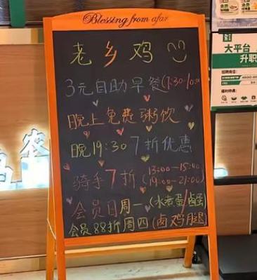 上海，男子看一餐厅写着“3元自助早餐”，就和朋友一起进店，拿了满满当当一桌，结账