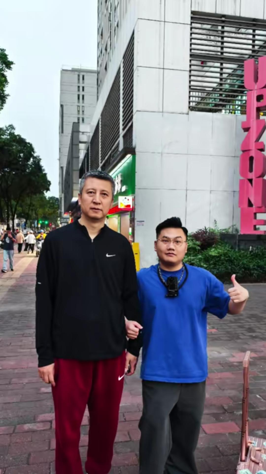 【近日有球迷在广州偶遇中国男篮主教练郭士强夫妇，郭指导得知是粉丝后，非常热情。随