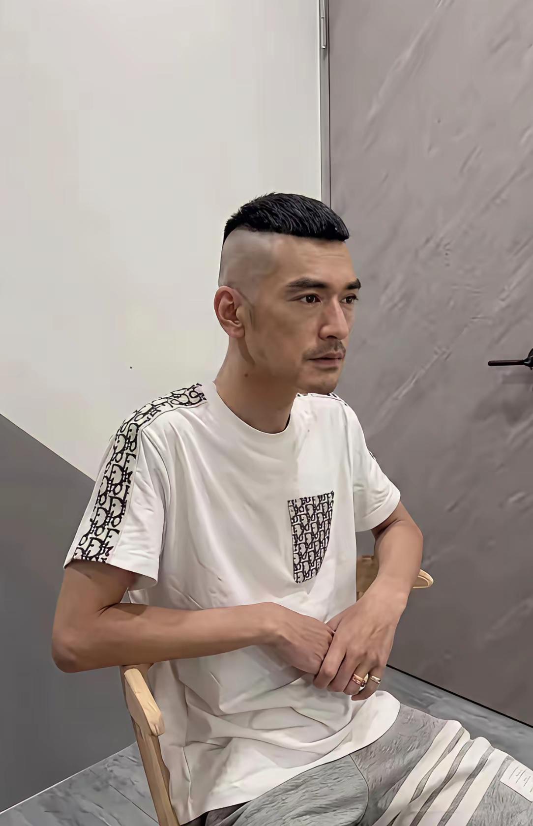 这是金城武吗？
他怎么大变模样了，看着怪别扭的，一点也没有以前的模样了，身材很很