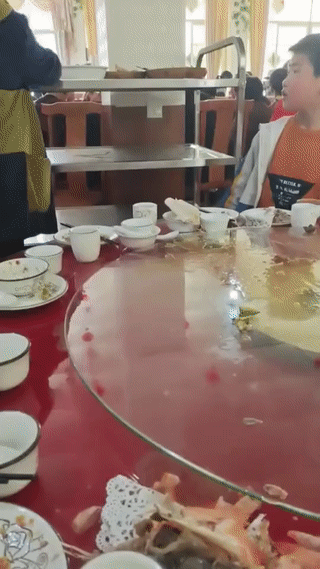 一盆刚端上桌的炖鸡肉，瞬间就被抢没了？
这可把小男孩给看懵了？
