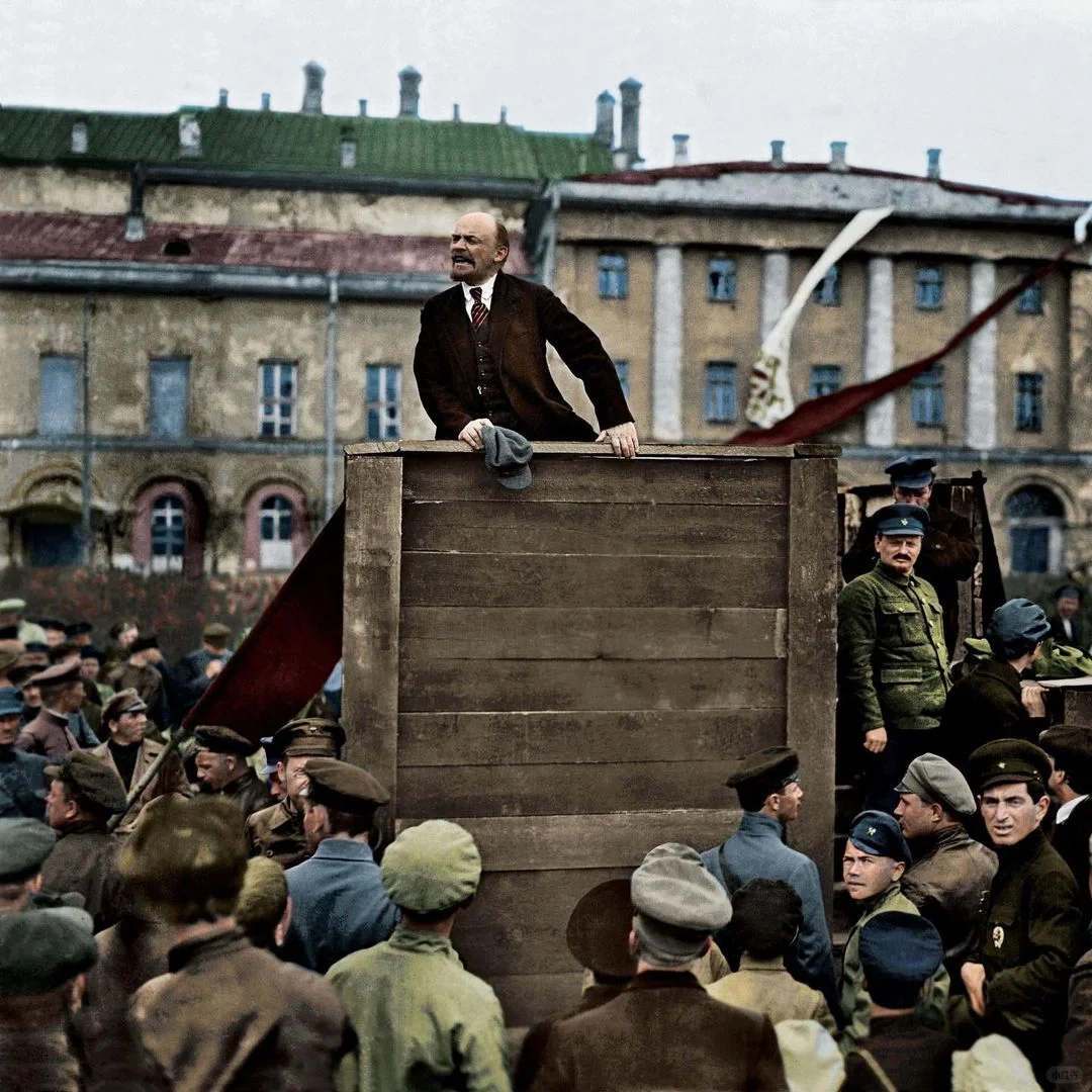弗拉基米尔·列宁领导了 1917 年的十月革命，布尔什维克党在俄罗斯夺...