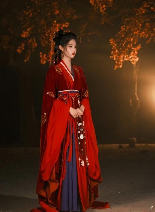 艾米也有红衣敲鼓名场面了艾米红衣敲鼓名场面上新了谁说古偶女主只能等救？雀骨谢嘉鱼