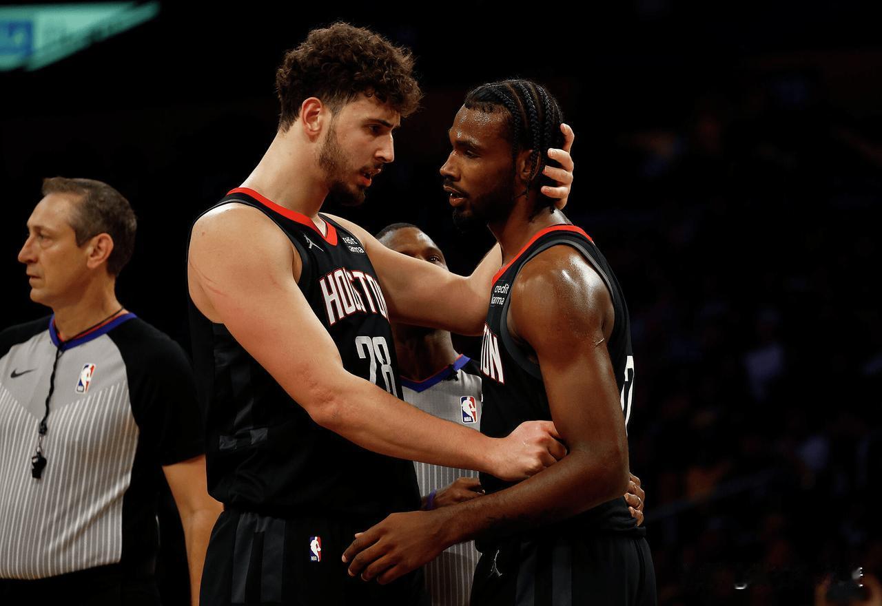 我一直都是这个观点，火箭去年夏天续约小贾巴里-史密斯不续约伊森，是很离谱的操作。