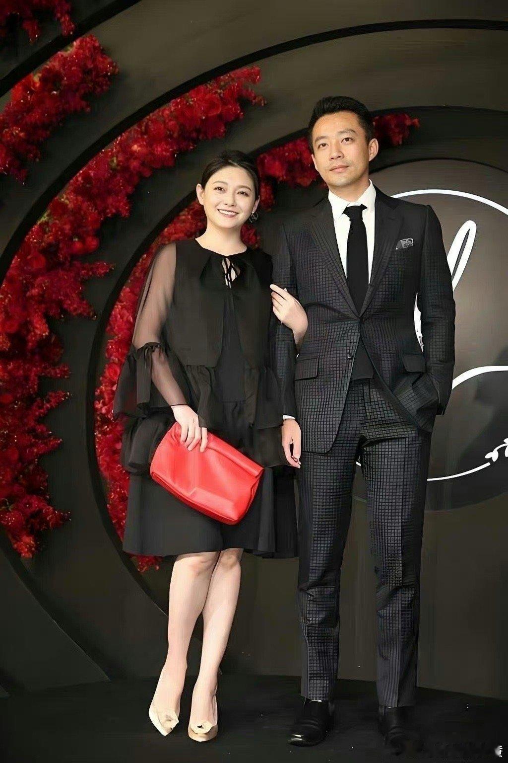 #汪小菲台北酒店用品甩卖#所以才贴着大S各种蹭吗？再不蹭酸辣粉也卖不去了吗…… 
