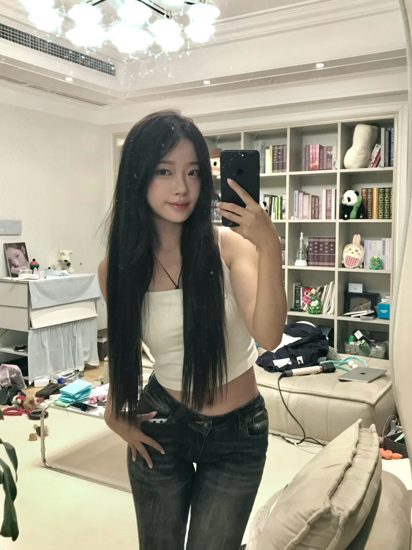 -头发染深了一点想试试世俗美古早韩妆和大卧蚕画着玩没贴睫毛没卷头发 感觉还不错[