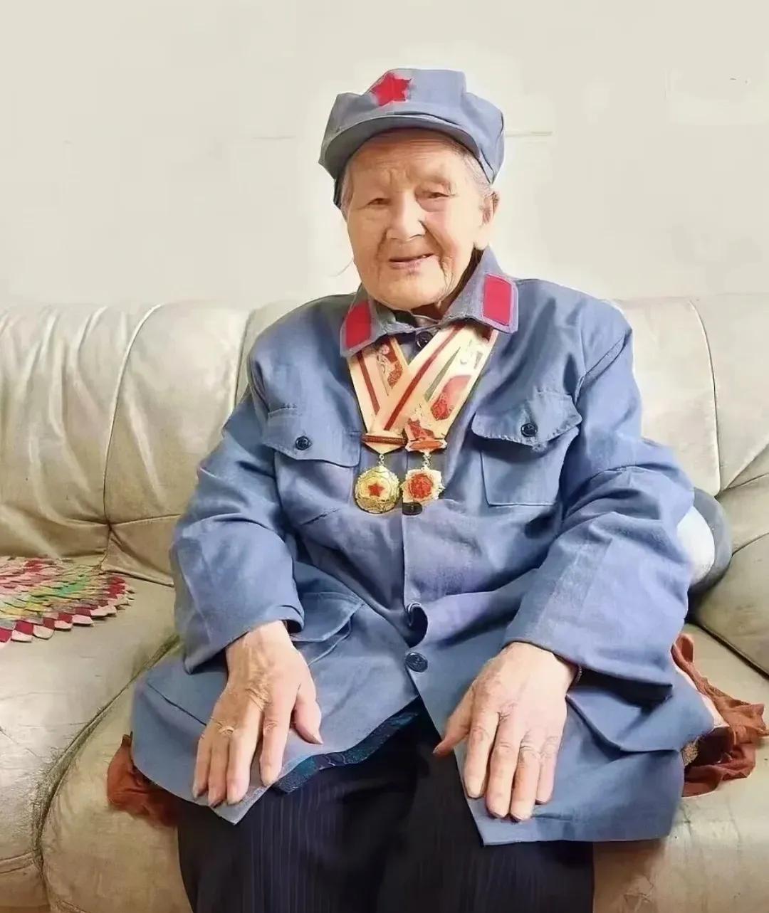 这是一位曾经参加过2万5千里长征的女兵，叫王全英，长征途中，因伤情和病情严重，所