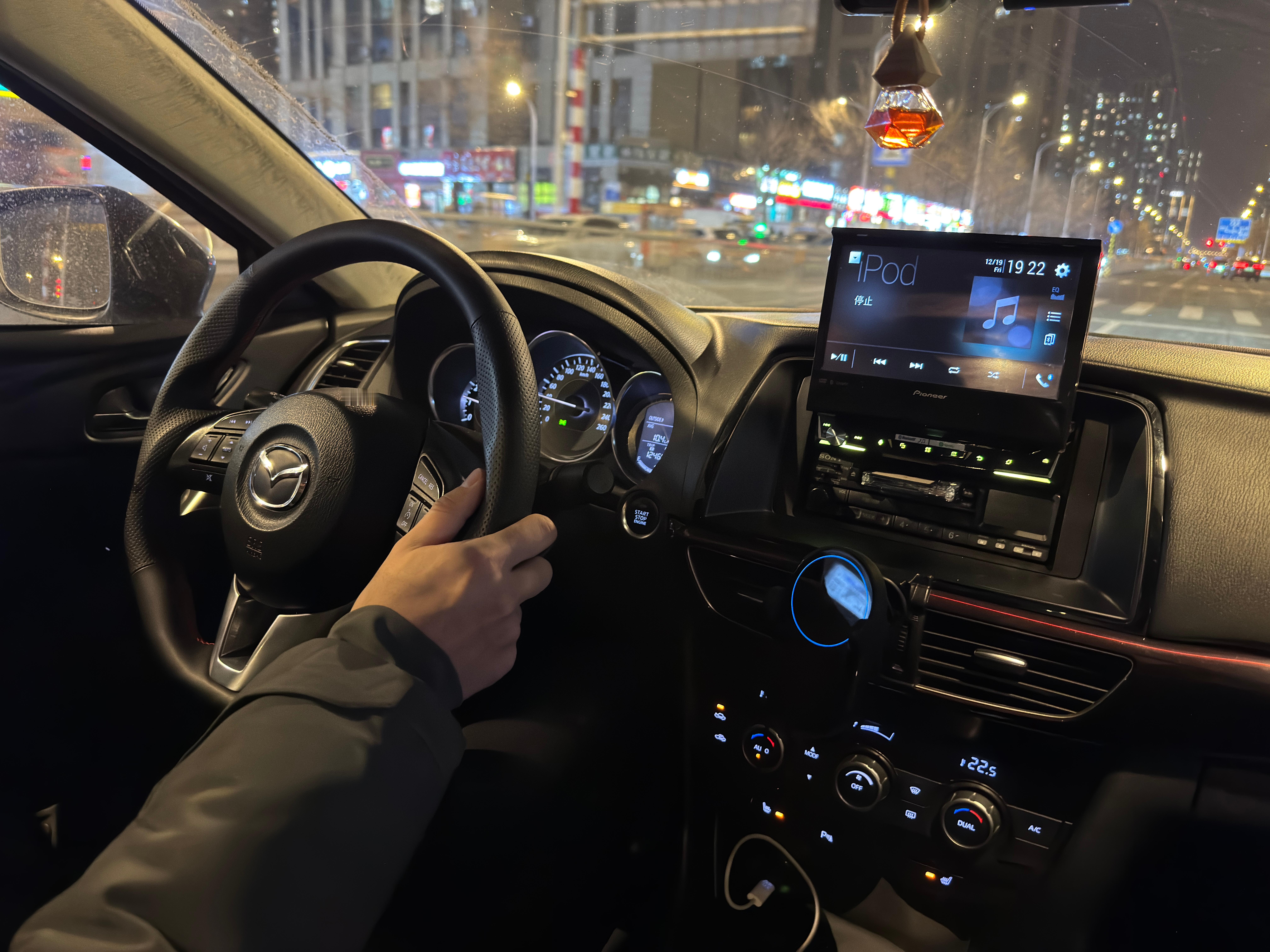 宾至如归啊到了哈尔滨开来接机的还是马自达回家的感觉啊哈哈哈哈哈哈！佑酱和她的小汽