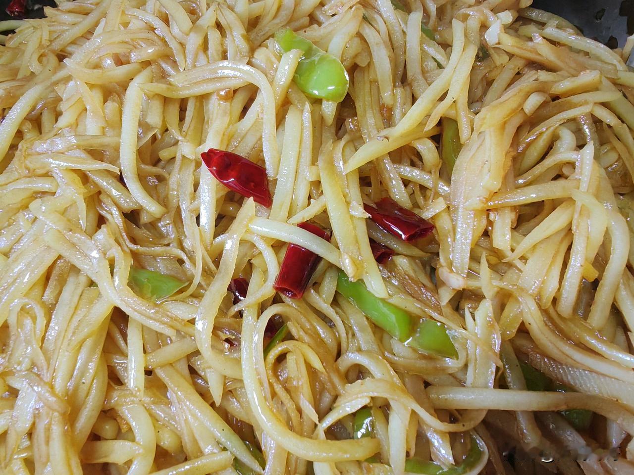 炒菜要味精鸡精都放吗?饭店的厨师炒菜离不开味精和鸡精。通常都是两个调料都放，有时