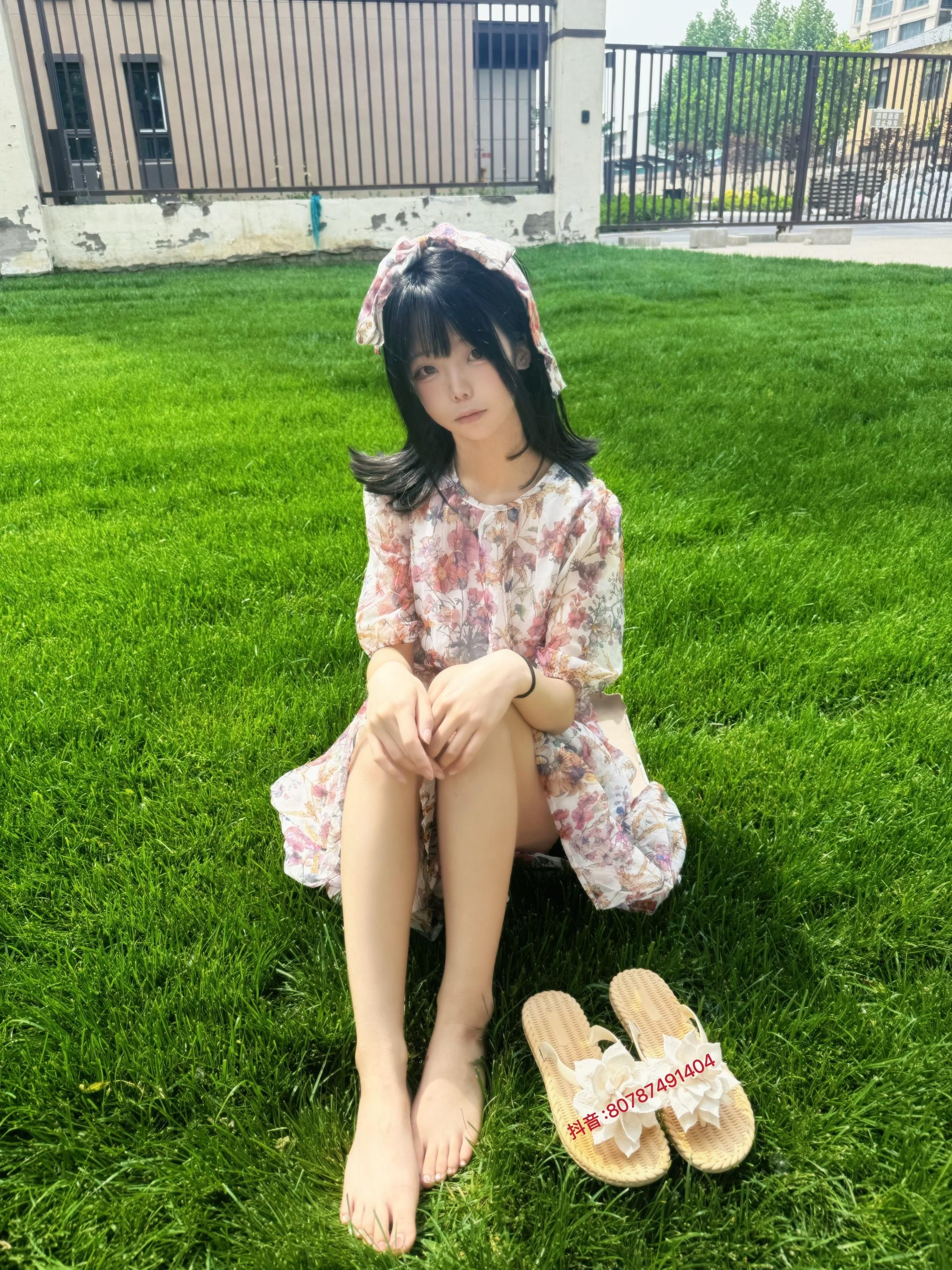 甜妹草坪照