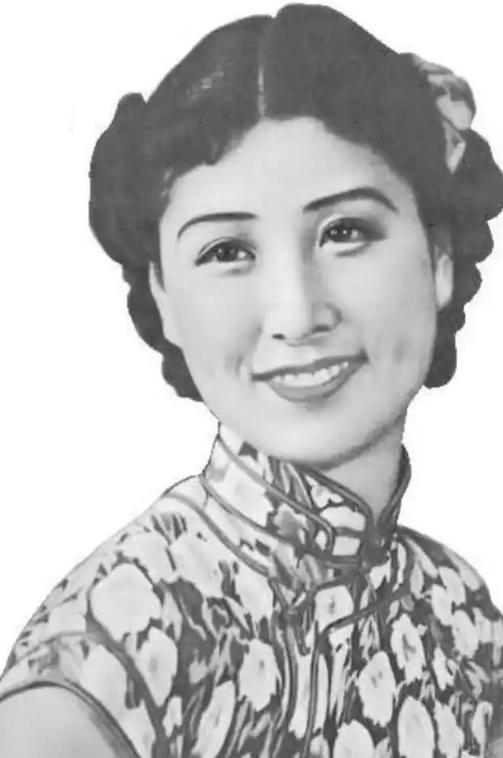 1940年，23岁的抗战女英雄郑苹如被押到城外小树林，特务一脸猥琐的笑道：“这么