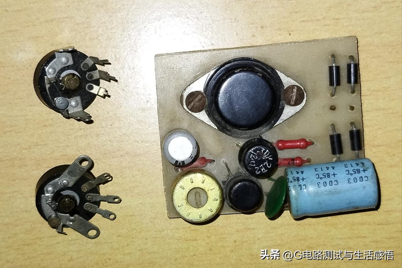 旧时代的电路板及带开关的小型电位器，老一辈无线电爱好者的DIY记忆
没有精密贴片