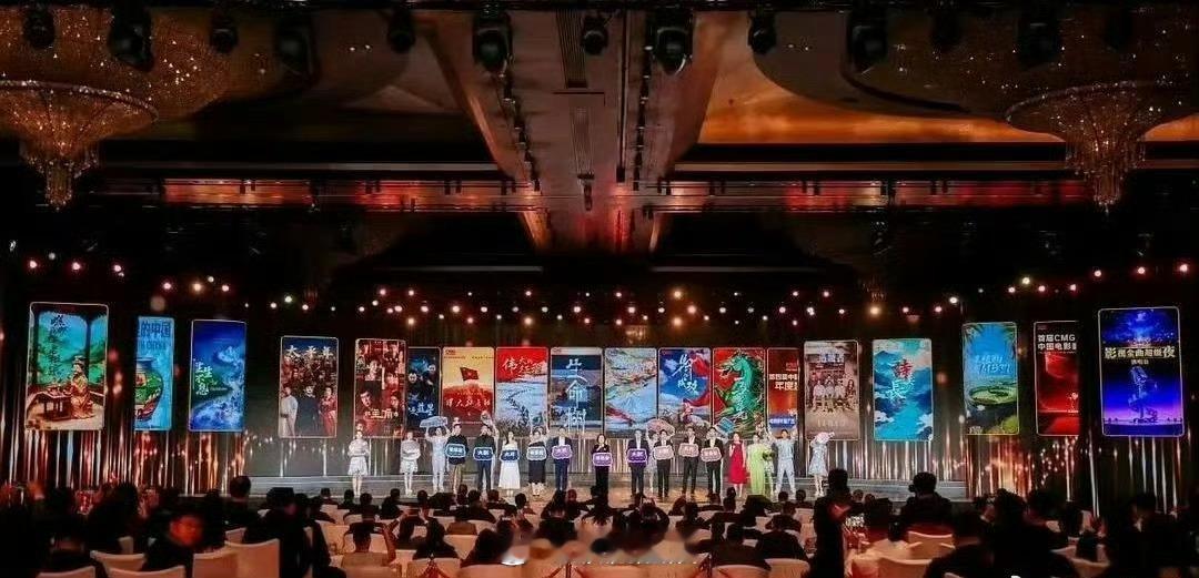 生命树海报在稳稳的C位诶，非常醒目。这就是杨紫主演剧的待遇。[鼓掌] ​ ​​​