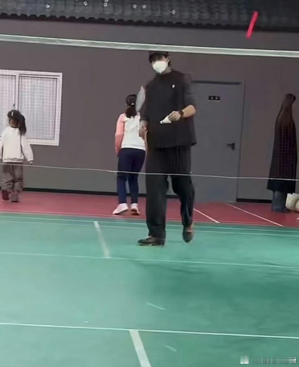 大连偶遇宋威龙打羽毛球偶遇宋威龙戴口罩打羽毛球 大连偶遇宋威龙戴口罩打羽毛球，戴