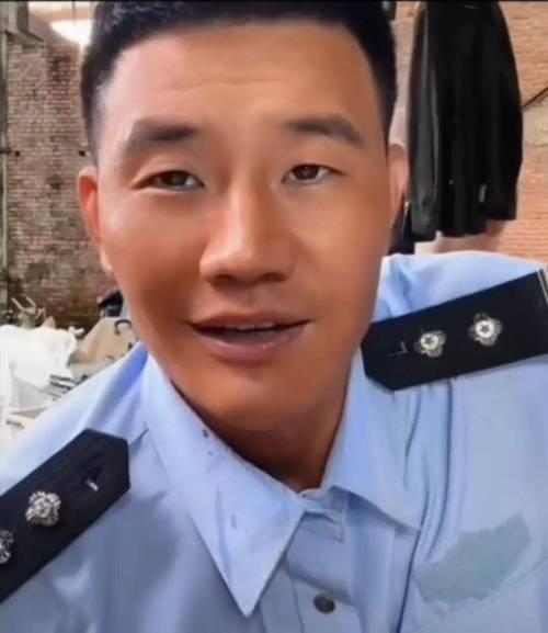 “嘎子穿警服直播这事情估计没有那么简单，估计是有人背后拱火，摸准了嘎子那种要强的