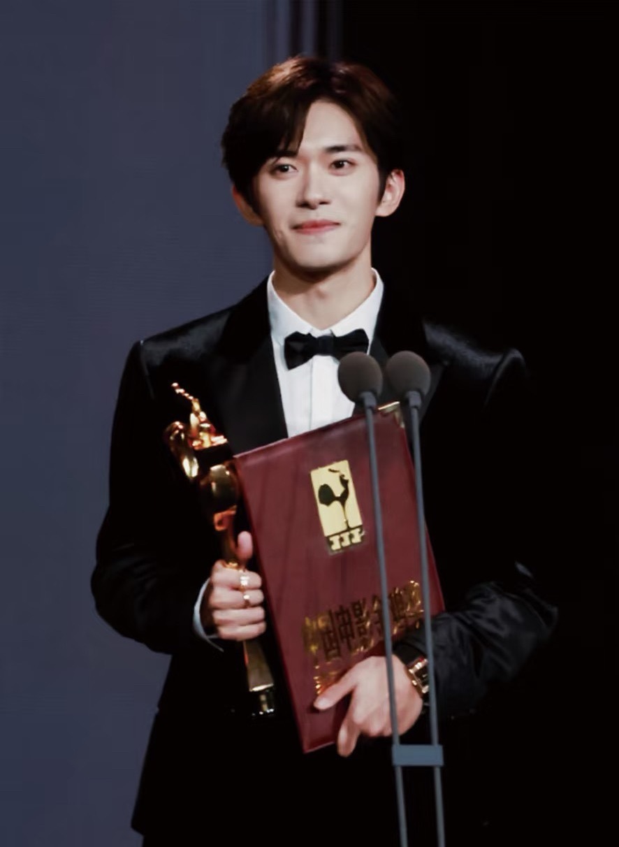 边上厕所边吃饭不知道，只知道易烊千玺是最年轻的金鸡影帝！ 