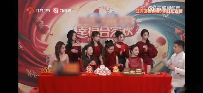 Red过年收红包表情演我  看Red直播，被小女孩们收红包的表情萌到了！她们那急