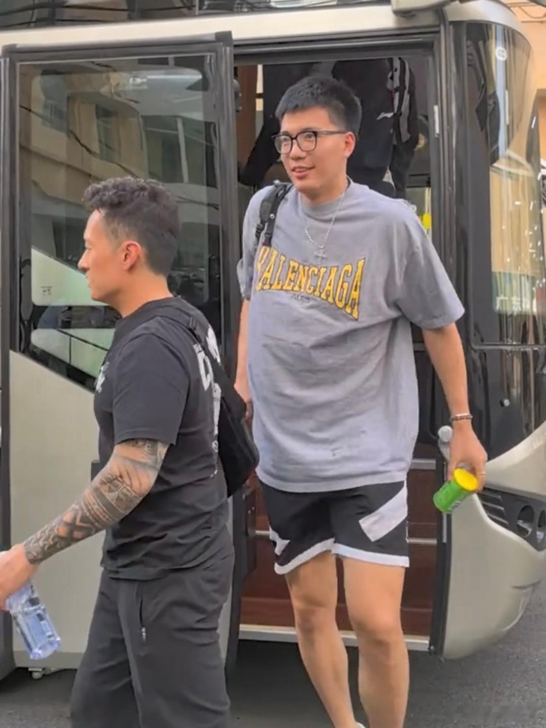 广东男篮顺利回到东莞，球队还有两天休整时间，下一场又是生死战，宏远主场门票早早被