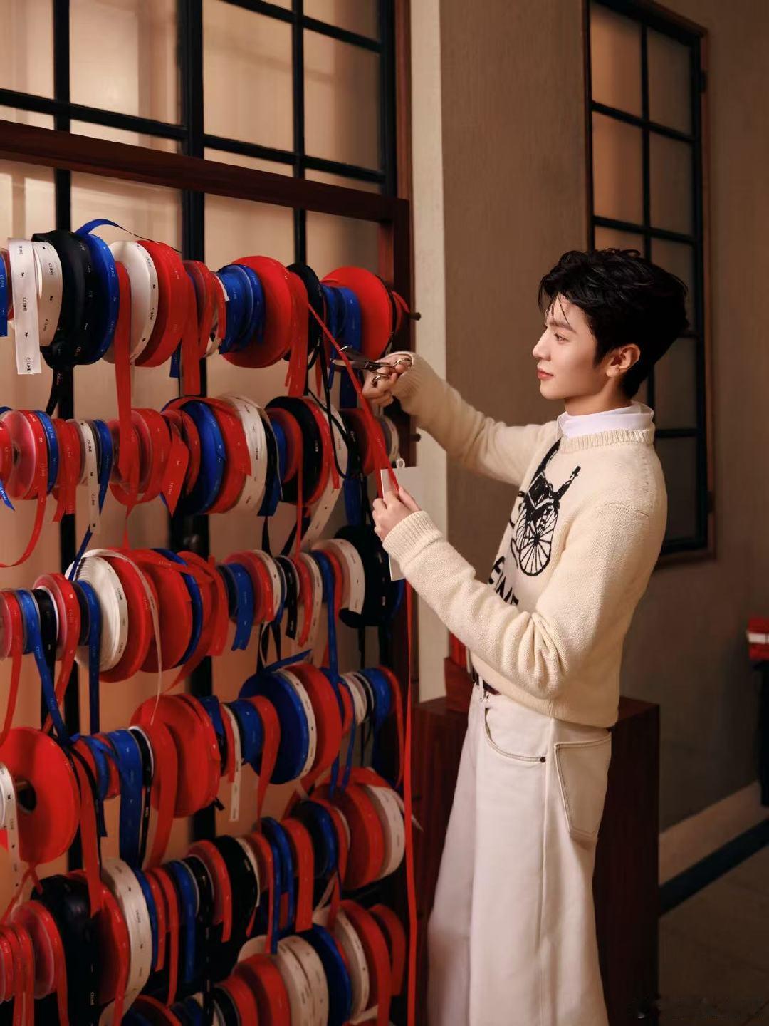 陈哲远少上点网吧你好星期六每次看陈哲远笑，自己嘴角也会不自觉上扬 