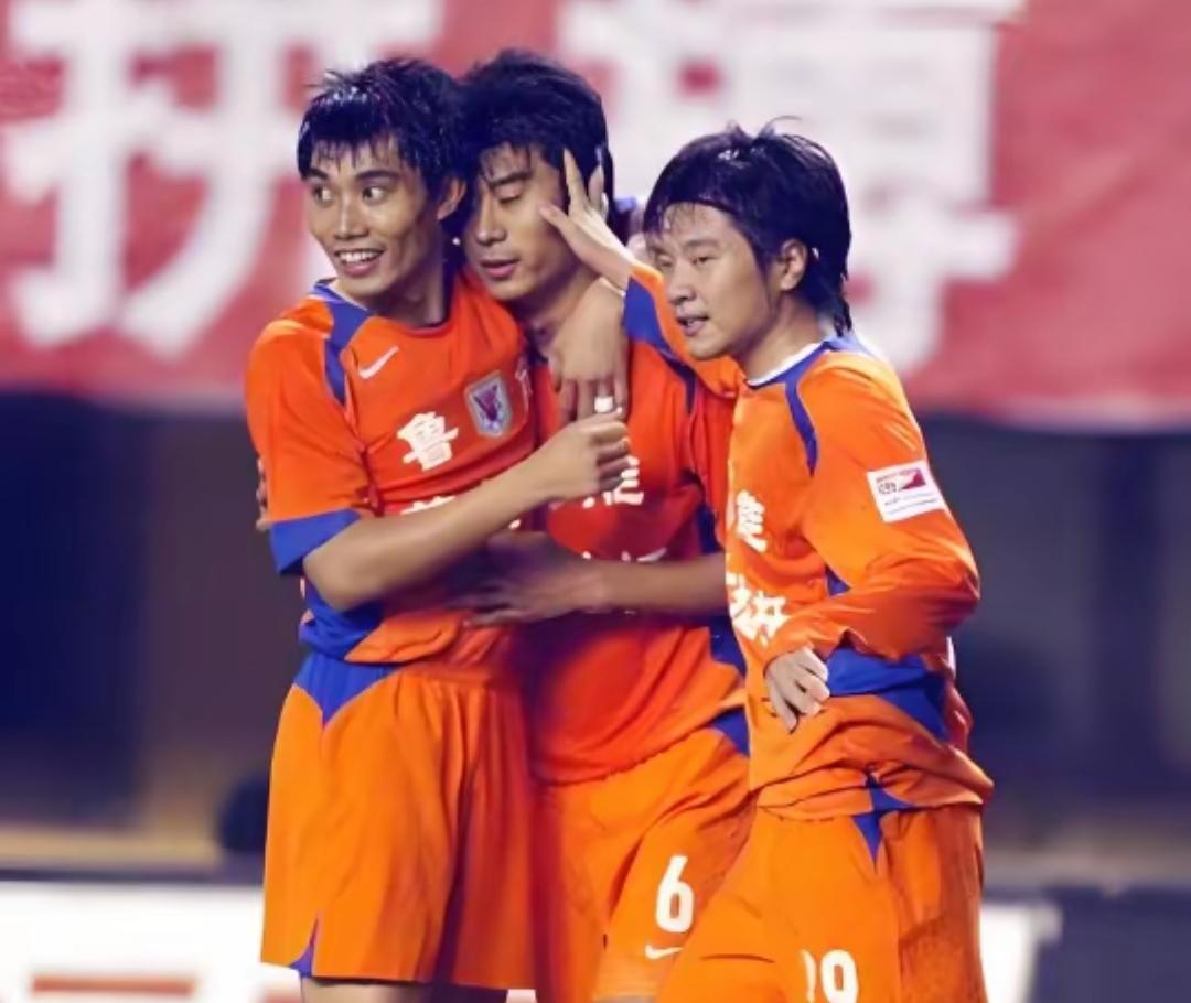 笑着笑着就哭了！鲁能泰山06赛季提前8轮夺冠的绝对功臣三叉戟，如今在教练位置上都