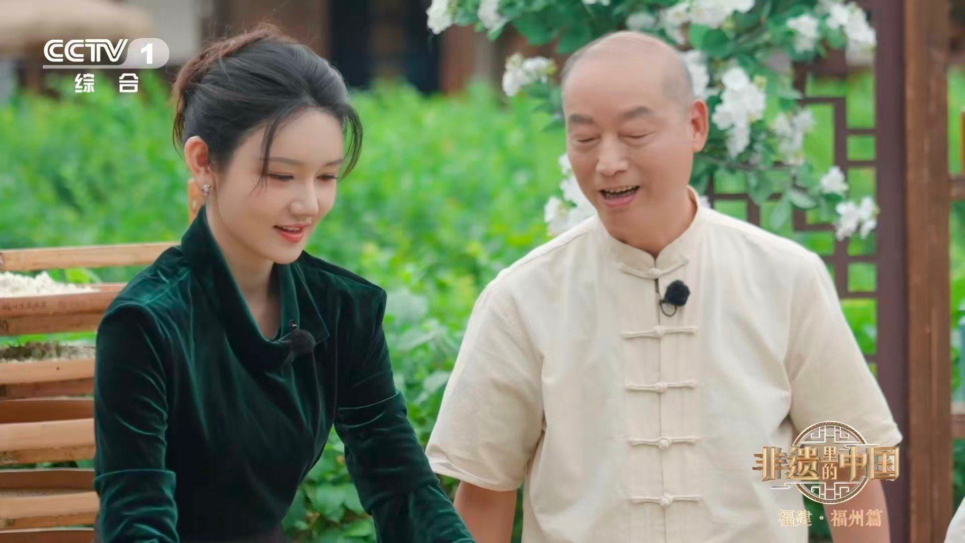 原来茉莉花也是夜猫子夜愈深，香愈浓。茉莉花懂得把最美的时刻留给月光，而制茶人懂得