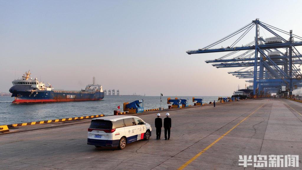 2月21日7时，在山东港口青岛港自动化码头，全国首艘投入商业运营的智能航行集装箱