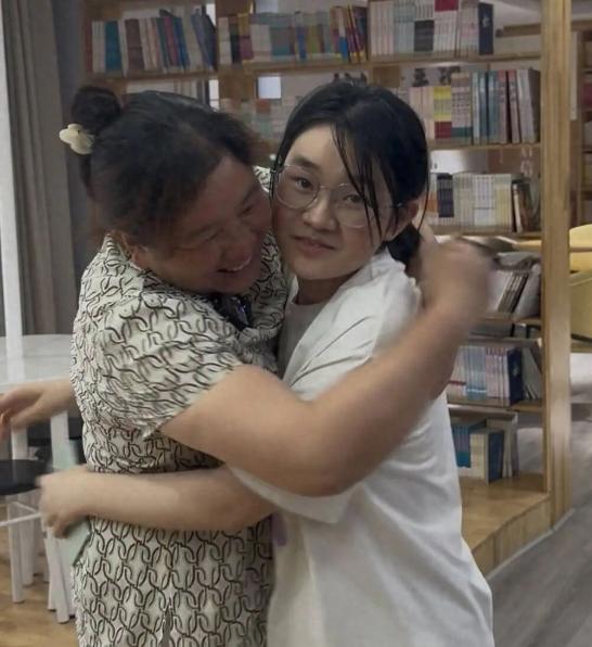 查分页面跳出分数屏蔽的提示，成都的高三女生刘芳瞬间红了眼眶，转身紧紧抱住身后的母