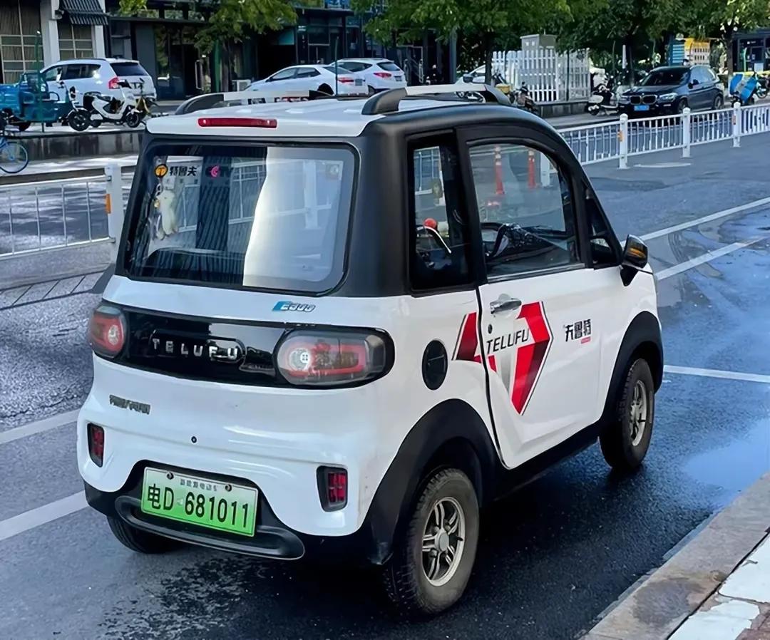 强烈建议大力普及老年代步车，严禁小汽车、新能源车在城市道路行驶！发展老年代步车好