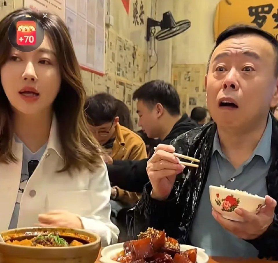 潘长江和女儿潘阳来一家饭店吃砂锅，看到有很多人在用餐，他先打招呼说:“大家都认识