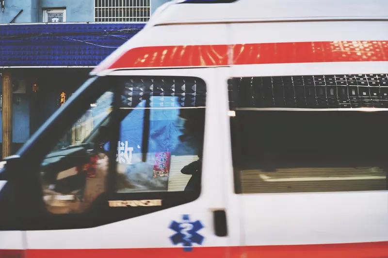 2月11日湖南岳阳，一辆救护车拉着橘子开警灯闯红灯，目击者质疑：“难道橘子也需要