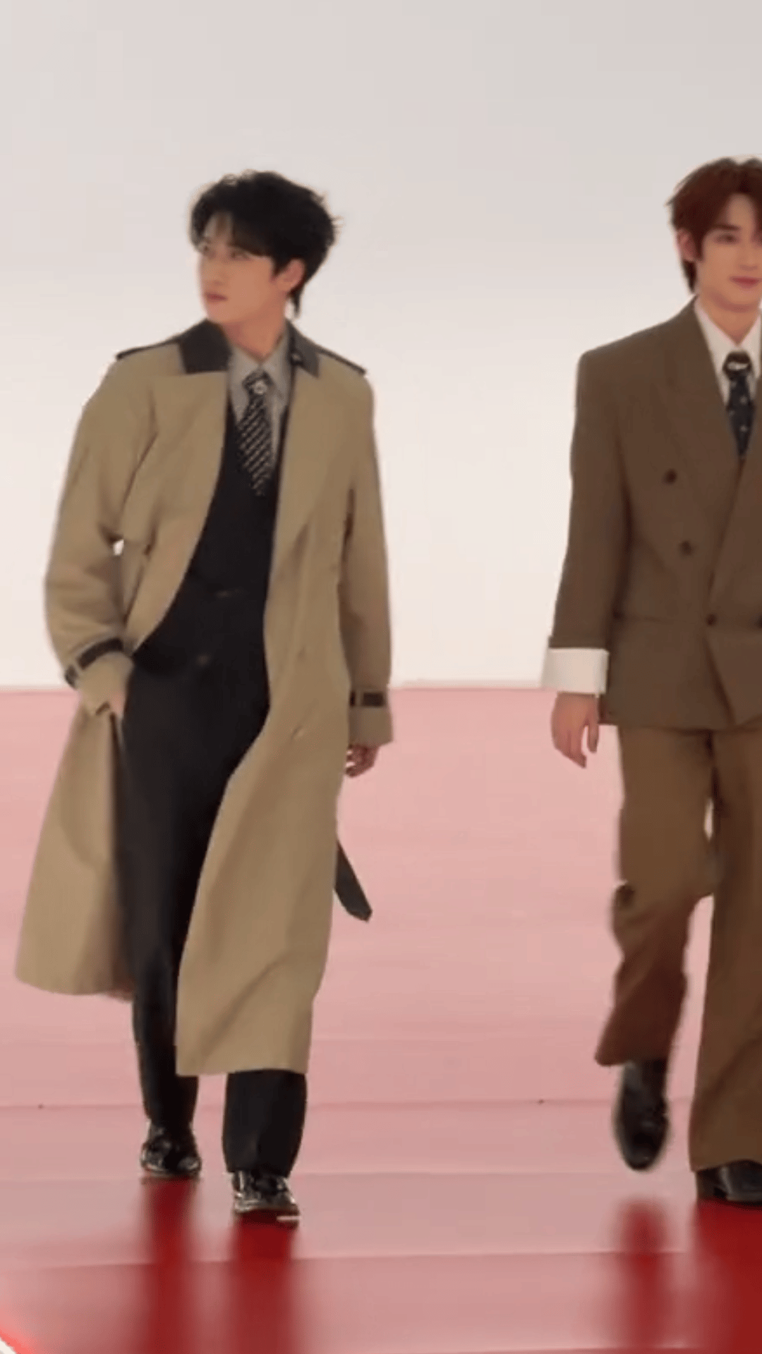 严浩翔 尖头皮鞋严浩翔走路粉有福啦。。这两步完全就是daddy级别