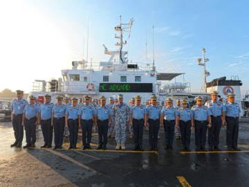 菲律宾MRRV-4406号海警船于12日返回马尼拉并在码头全员授勋。给他们授勋的