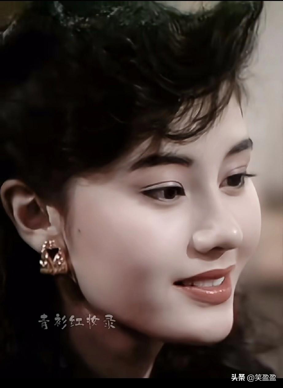 没有技巧，就是硬美
盛世美颜，李嘉欣长得确实真挺好。